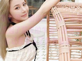Feilin嗲囡囡 – 别说Emily尹菲的“纯白”让我想起了超市的牛奶…这原图完完全全让我带入了购物场景。