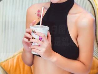 GIRLT果团网 – 这黑白图片里莫雅琪的每一个角度，都像是流动的诗。