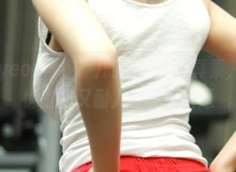 Hyoyeon(김효연)的牛仔裤写真集，充满懒散却又耐人寻味的挑逗