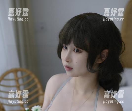 PAKI草莓酱与你的距离：短裤私拍图集的吸引力解码