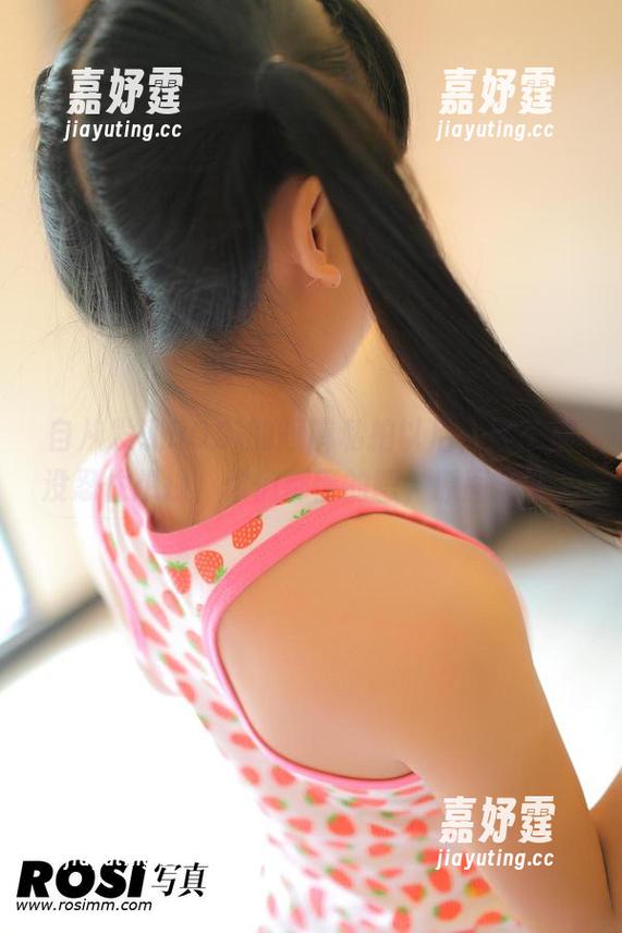 自从发现ROSI的短裤私拍以后，鞋子都没忍住想换，你们都懂的吧，原图超赞。