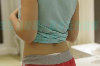 ROSI的空姐制服：那身蓝色仿佛飞到云端的照片