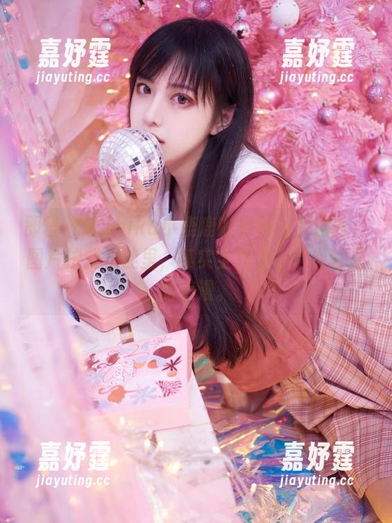 即日开启Shika小鹿鹿的定制浴室巡游；图片拍到水洼里，其实全是为了这份打湿的浪漫。