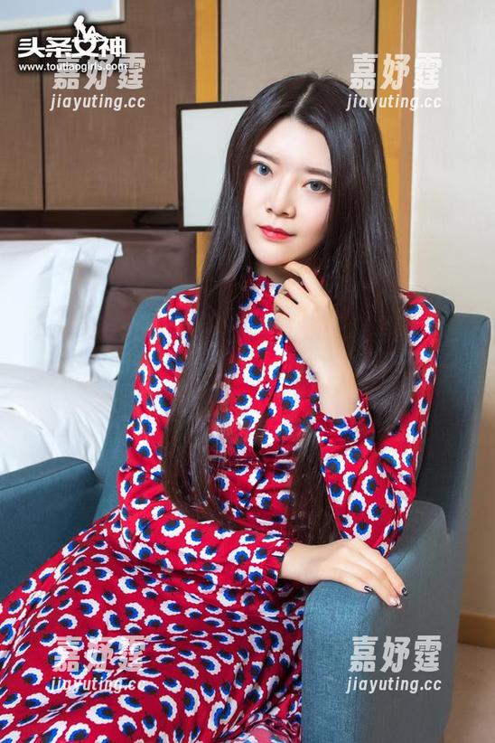 TouTiao头条女神 - 美纳子泳装写真全套，连我都想扔掉拖鞋，随性在沙滩上跑一跑。