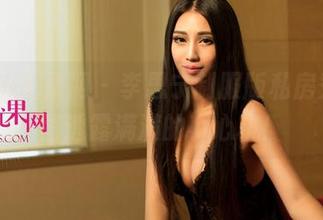 UGirls尤果网 – 李思宁制服版私房秀，原图透露满满的小心机！