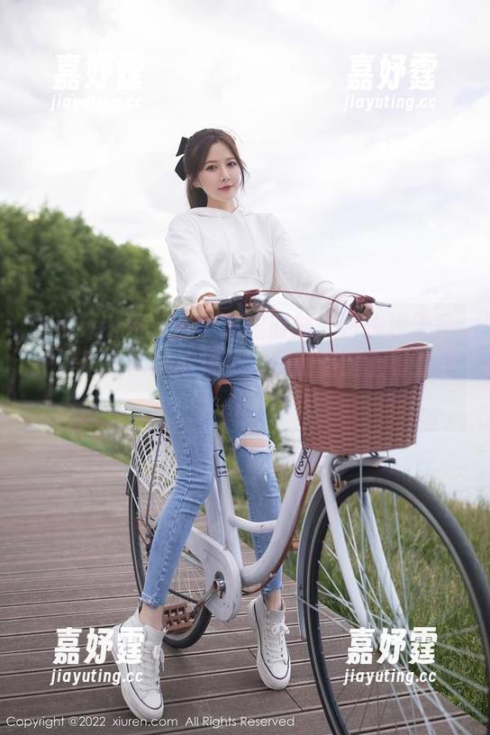 Xiuren秀人网 - 聒噪时刻：白浅浅无圣光美脚套图诱惑来了，拼的是腿上有劲哦！