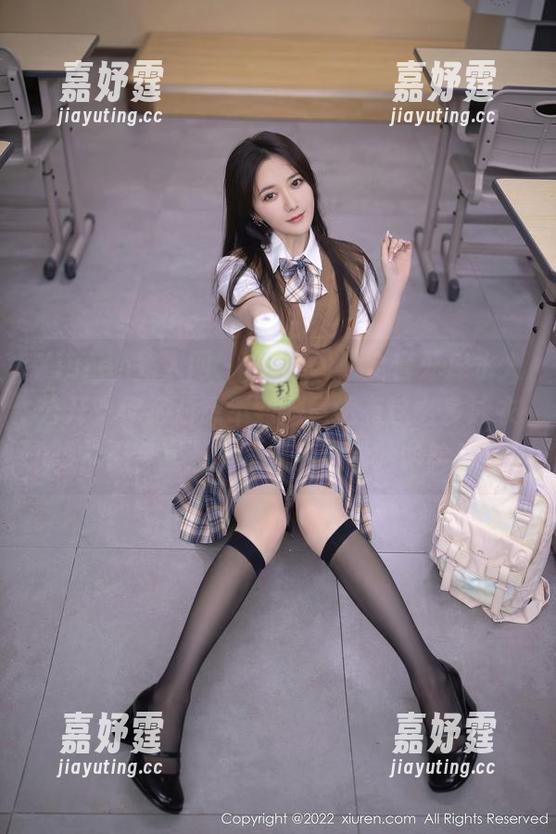 Xiuren秀人网 - 白芷yy：全套死库水大公开，你绝对想不到她竟然有这么多泳衣，无奈室友一直在旁边看哈哈哈！