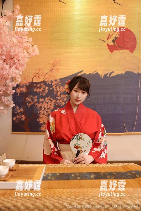 Xiuren秀人网 - 从豆瓣酱的吊带高清写真中，窥见了一点大胆与优雅的碰撞。