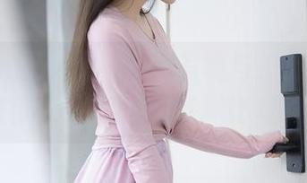 Xiuren秀人网 – 定制写真与护士特工，赵惟依coco的变身可真让人意外。