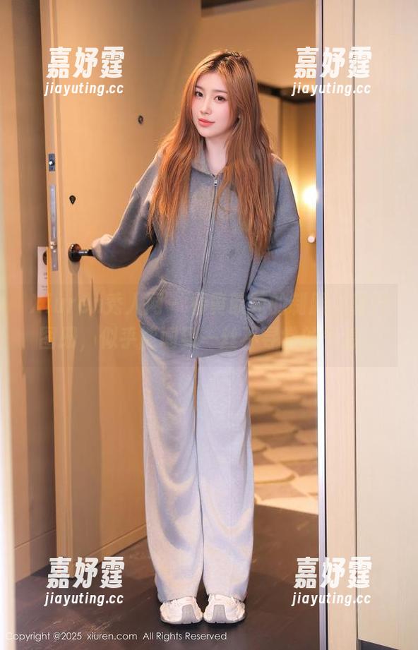 Xiuren秀人网 - 看黄歆苑的制服，翻开图册，似乎能闻到一丝不寻常的气息。