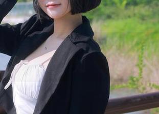 Zia(지아)与快递员的照片：快递箱里的未知