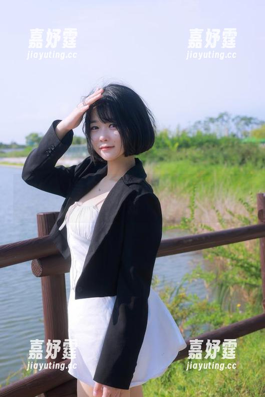 Zia(지아)与快递员的照片：快递箱里的未知