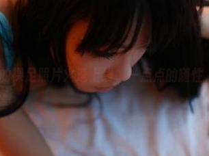 rosi – 恋恋的裸足照片火速上线，一点点的随性，还真勾人。