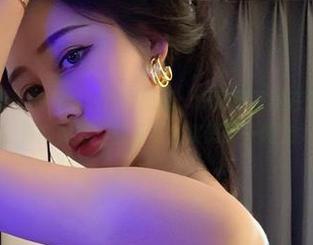 微密圈 – 不爱笑的赛琳的裸足图册：探寻那隐匿在脚趾间的小确幸，有些微妙，却又不自禁想要一窥究竟。