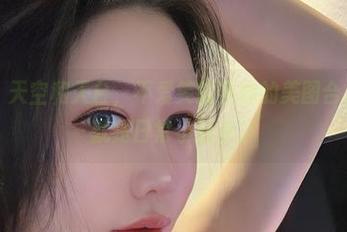 微密圈 – 天空和天台，不爱笑的赛琳的美图合集，其实就是日常小确幸。