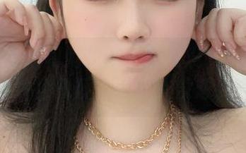 依依超级懒和她的皮衣在淹没一片美图中的独特气质，真让人没想到！