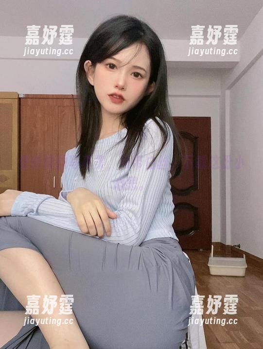 倦倦喵的写真集，吊带白丝，下载这份小心思。