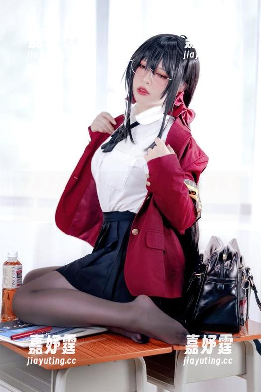 半半子带来的收藏：爱宕x高雄，眼神里的火花太刺眼了。