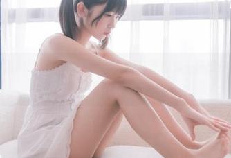 在喵糖映画的镜头中，红裙美女的高清原图像一杯橙汁，甜里带着清凉的回味。