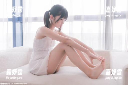 在喵糖映画的镜头中，红裙美女的高清原图像一杯橙汁，甜里带着清凉的回味。