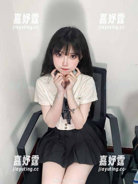 观看大肉丸Amiee的女王写真，感觉自己都快变成平民了！