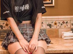 头条女神 – 乔安的居家写真，完美证明‘居家’也能很动人