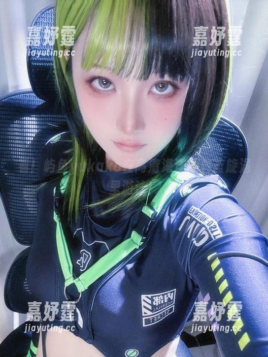 看！屿鱼yukako在高清海洋的碧蓝旋涡里游泳！