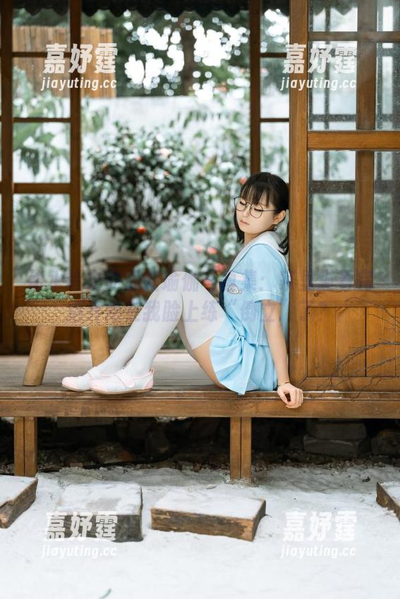 幼水铃衣的最新瑜伽写真集：家里猫看完后开始在我脸上练“倒立”了？
