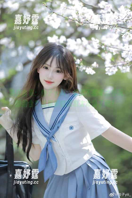 黑白合集：怡子yiii，你就不能来点好玩的组合？这满屏的沉稳太冷静了吧？