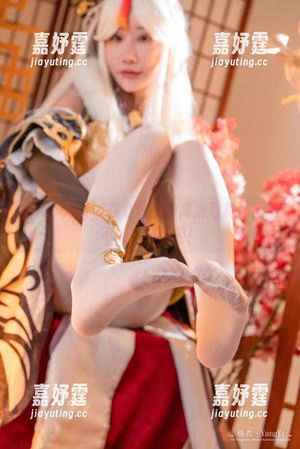杨衣yangyi在办公室的高清写真：上班不如拍照有趣！