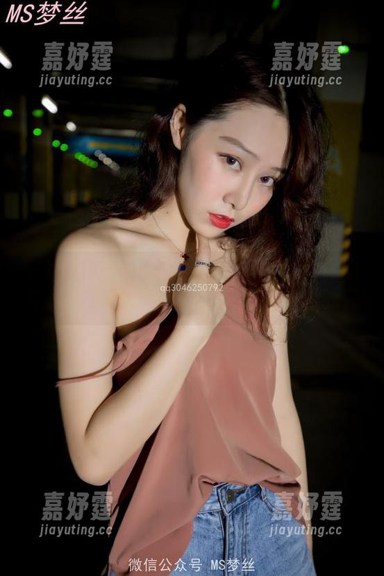 梦丝女神 - 晓晓的网盘大揭秘:即使不穿鞋子,也要优雅起床,写真里放飞自我! 梦丝女神 - 晓晓的网盘大揭秘:即使不穿鞋子,也要优雅起床,写真里放飞自我!