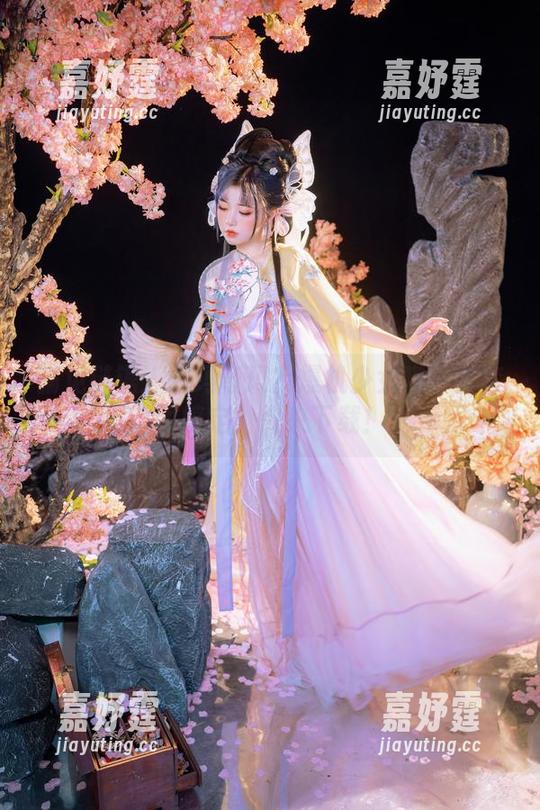 偏见链锯人的玛奇玛？爆机少女喵小吉套图搞定，快来下载！