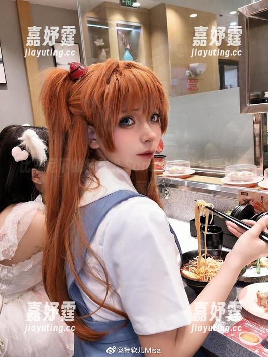 比基尼下的特软儿Sona，图片构图如同拍到了隐藏的瑰宝