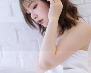 看白露Bululu白裙图集，似乎能闻到轻飘飘的回忆。