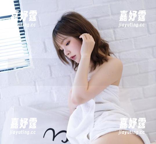 看白露Bululu白裙图集，似乎能闻到轻飘飘的回忆。