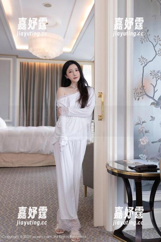 秀人网 - Elise谭晓彤全套日常：原图让我思考，每天衣服是穿还是不穿？