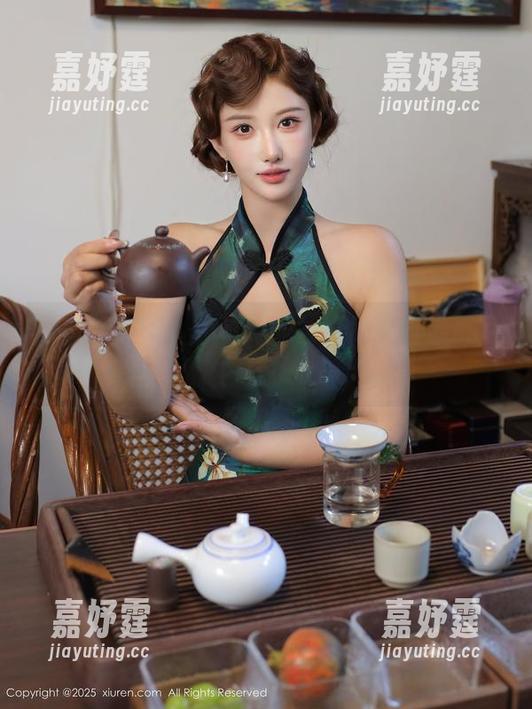 秀人网 - lucky咏丹的海边合集：浪花与颜值的“你追我赶”