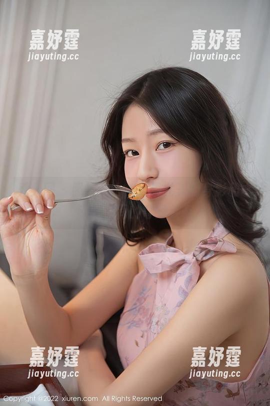 秀人网 - 照片对比，风景尤美的身影和水手服之间的奇妙共存