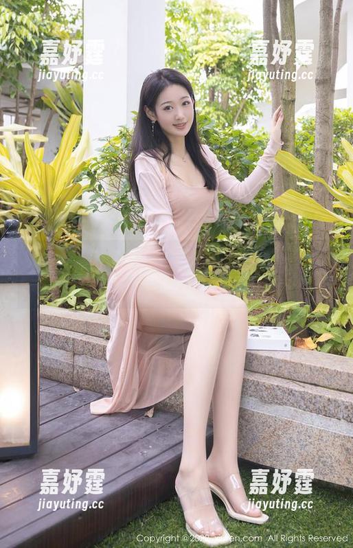 秀人网 - 黑麦子的私拍：她的职业装，似梦似醒
