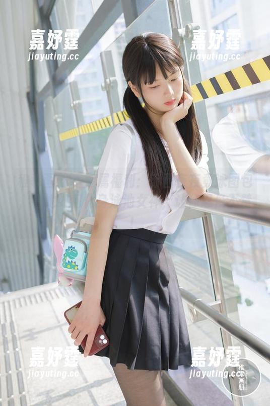 稚乖画册 - 专属福利：赤西夜夜竟泳图包，看她如何化身泳池女神，让你忍俊不禁！