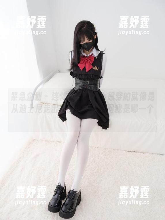 紧急企划 - 连体衣写真：小恩穿的就像是从迪士尼走出来的角色，别问我是哪一个！