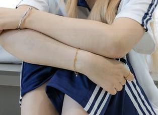 绮梦摄影 – 今天子涵的日常更新，居然穿了一双不同色的鞋！