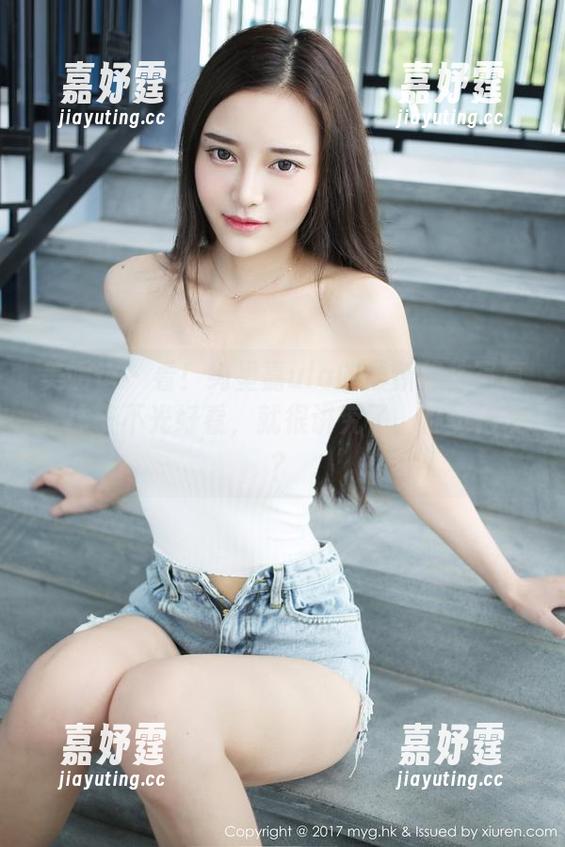 美媛馆 - 看！绮里嘉ula的最新棉袜写真，袜子不光好看，就很讲究了，你觉得呢？