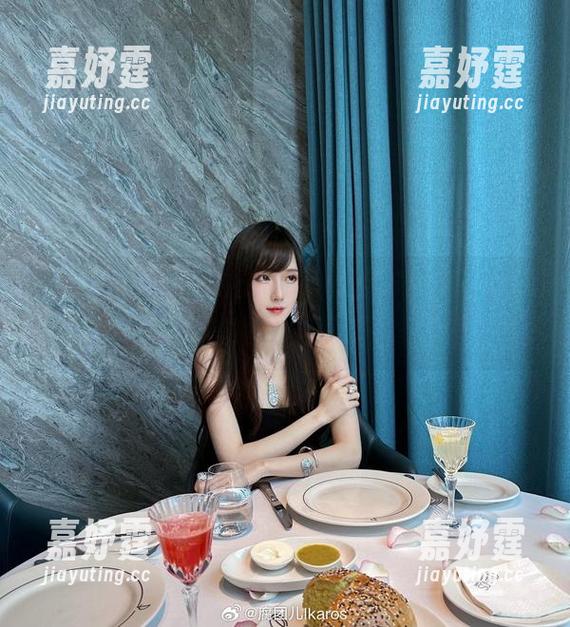 夏天到了，腐团儿Ikaros的作品像一杯冰饮，口味你得慢慢品，资源大家别争抢。