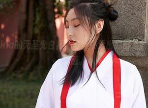 蜜桃社 – Gina的无圣光白裙，写真中透出的都是些光怪陆离的灵感。