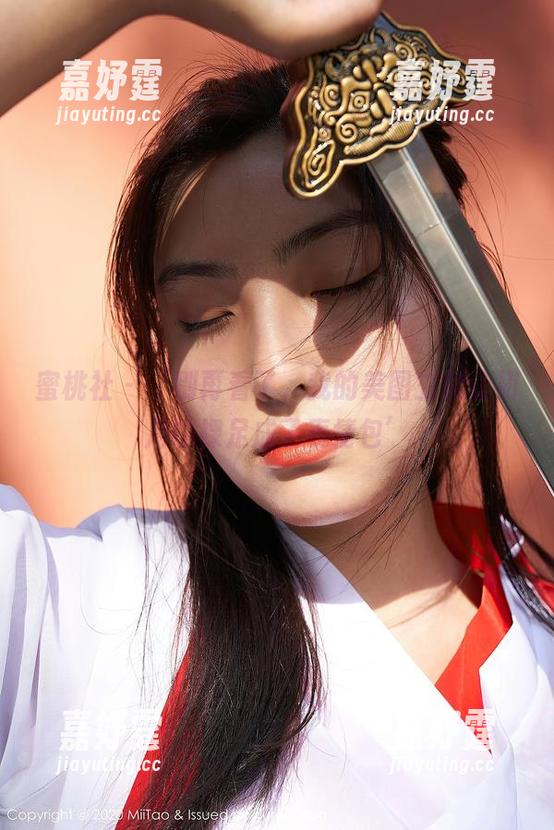 蜜桃社 - ‘别再看了，我的美图立刻让初月的裸足成了表情包’