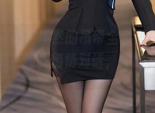 语画界 – 在黄乐然的吊带全套里，似乎每一缝线都在和我悄悄对话，哈哈，怪事儿。