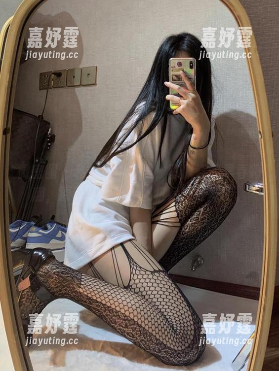微密圈 - 私拍的樱桃里，陈佩奇的早春嗨翻，原图中她的小心机藏得可深了。