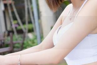魅妍社 – 陈嘉嘉Tiffany的婚纱合集：呵呵，她可能只是在练习造型吧。