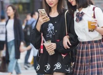 魔镜街拍 – 玲玲的街拍最新图集：车展，也许人少点挺好？